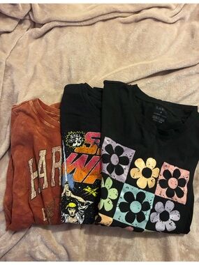 💰5/$10 graphic tee bundle